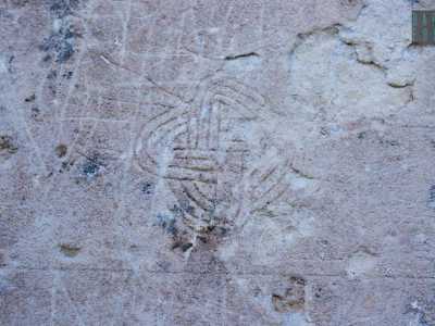 Entrando nella chiesa ne scorgiamo altri: un nodo di Salomone...